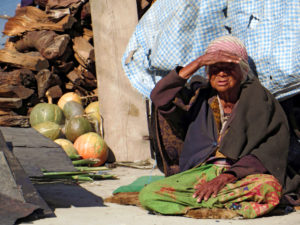 Ältere Frau in einem Dorf in Nepal
