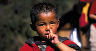 Kleiner nepalesischer Junge