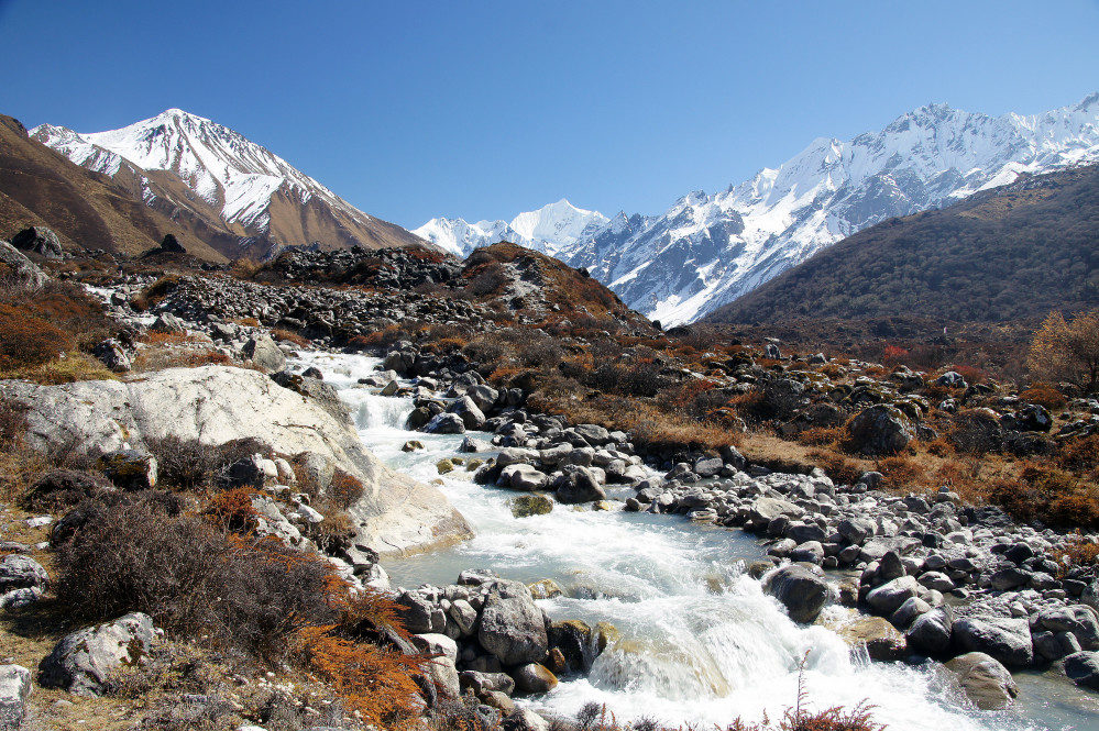 Zwischen dem Tsergo Ri und Kangchenpo fließt der Langtang Khola hinab ins Tal.
