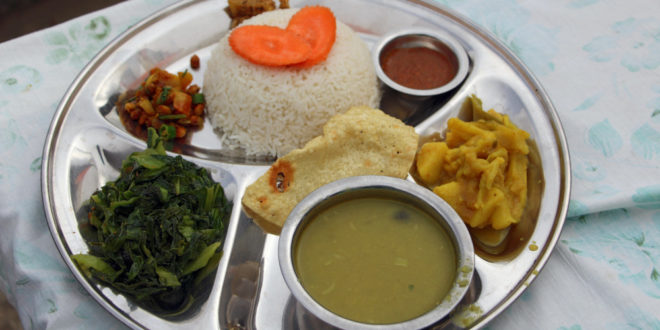 Dal Bhat  nepalesisches Nationalgericht aus Reis und Linsen