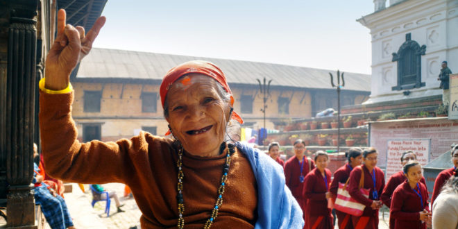 Frau im Altenheim in Pashupatinath