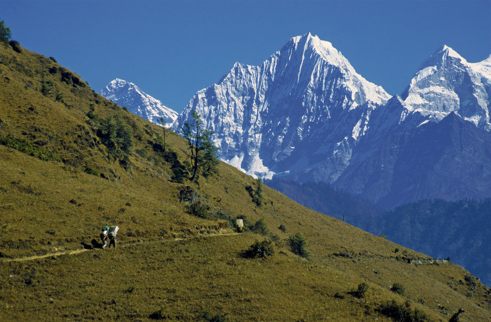 unterwegs bei Phurteng (3040 m) mit Blick auf Everest, Thamserku, Mera Peak