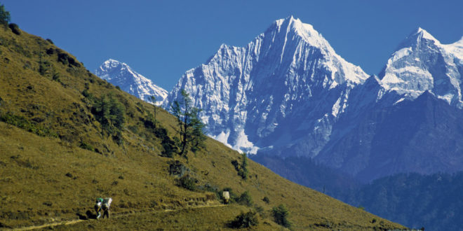 unterwegs bei Phurteng (3040 m) mit Blick auf Everest, Thamserku, Mera Peak