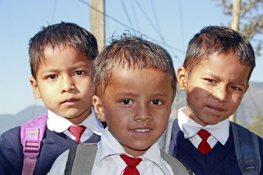 Schulkinder nahe Banskharka in Nepal