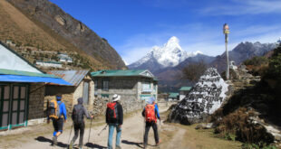 Im Sherpadorf Khumjung mit Blick auf die Ama Dablam